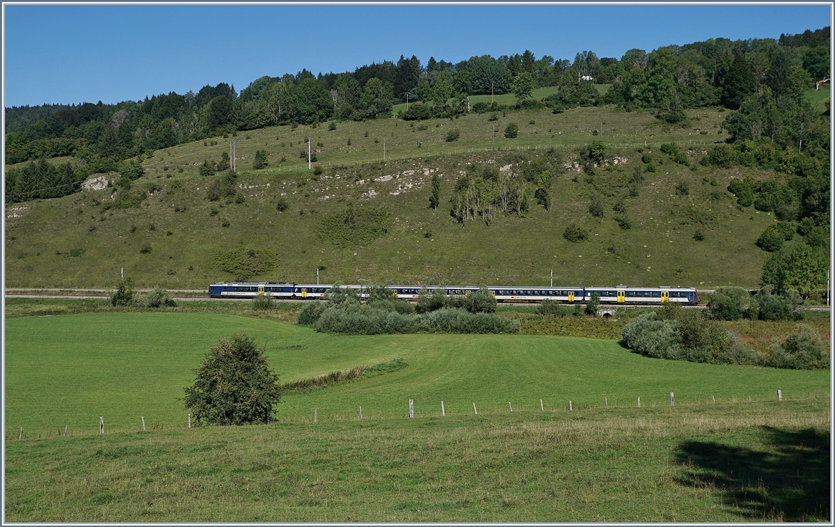 Der RE 18121 von Frasne nach Neuchâtel kurz nach Le Frambourg auf der Fahrt in Richtung Les Verrières. 

4. Sep. 2019