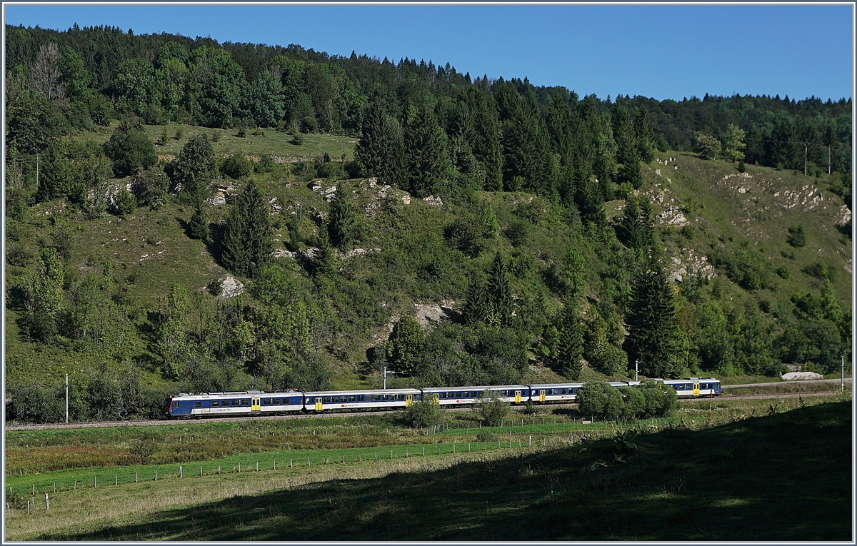 Der RE 18121 von Frasne nach Neuchâtel kurz nach Le Frambourg auf der Fahrt in Richtung Les Verrières. 

4. Sep. 2019