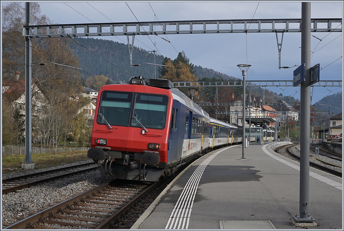 Der RE 18121 von Frasne nach Neuchâtel beim kurzen Halt in Travers.

23. Nov. 2019

