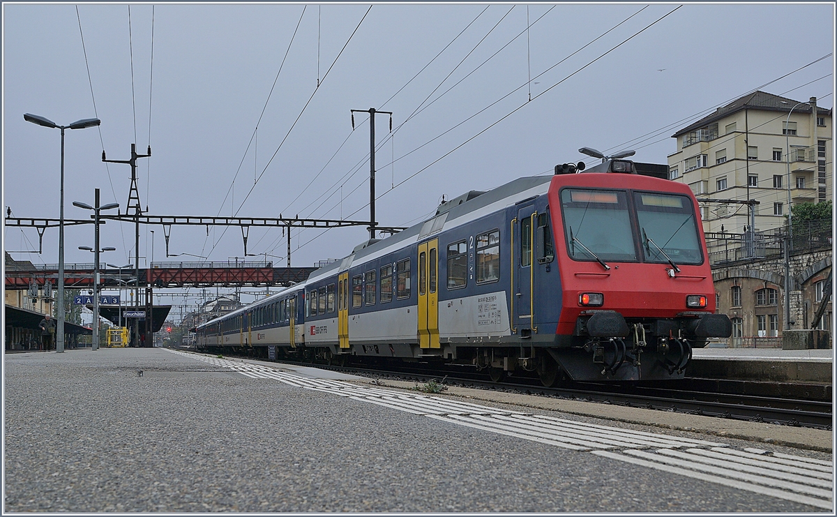 Der Re 18122 nach Frasne kurz vor der Abfahrt in Neuchâtel von hinten. 

29. Okt. 2019 