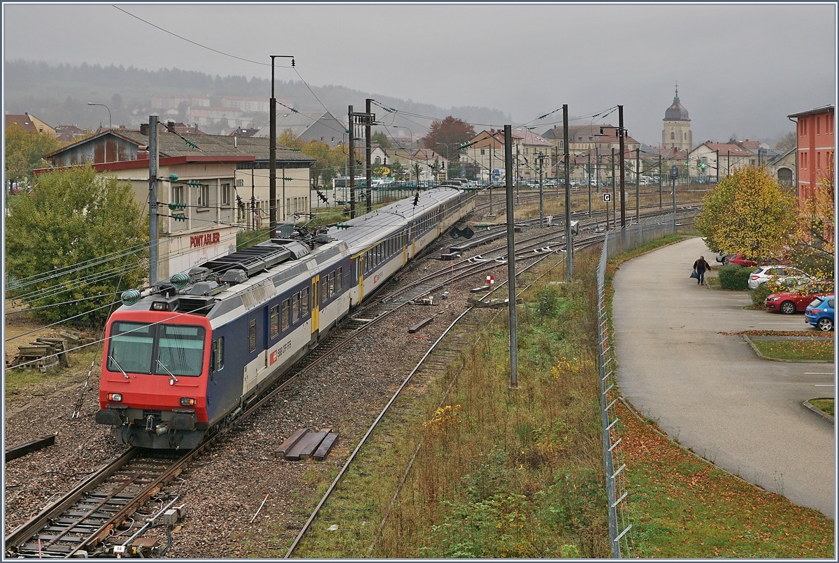 Der RE 18123 von Frasne (10:53) nach Neuchâtel (11:53) erreicht Pontarlier. Der Zug besteht (von hinten nach vorne) aus folgenden Fahrzeugen: RBDe 560 004-2, AB 50 85 30-35 603-1, B 5085 20-35 600-9, B 85 20-35 602-5 und dem führenden Bt 50 85 29-35 952-5.

29. Okt. 2019