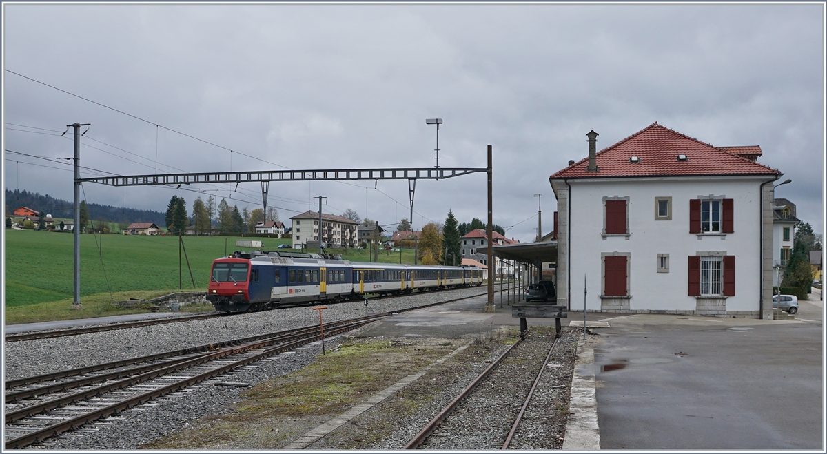Der RE 18124 Neuchâtel (12:06) nach Frasne (13:06) bei der Durchfahrt in Les Verrières, ein bedienter Bahnhof mit Wartesaal und Billettschalter, reichlich an Prospekten bestückt aber geschlossen und ohne Zugshalt.

Der Zug besteht aus folgenden Fahrzeugen: RBDe 560 004-2, AB 50 85 30-35 603-1, B 5085 20-35 600-9, B 85 20-35 602-5 und dem führenden Bt 50 85 29-35 952-5. 29. Okt. 2019

29. Okt. 2019