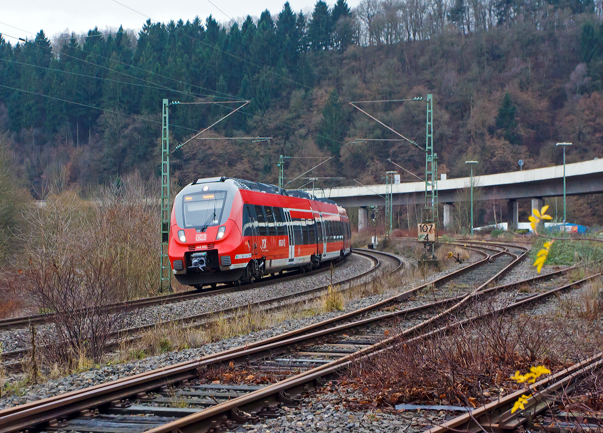 
Der RE 9 - Rhein-Sieg-Express (Aachen – Kln - Siegen) erreicht gleich (20.12.2014) seine Endstation Siegen Hbf, hier wied er gefahren von  zwei gekopelten Bombardier Talent 2.