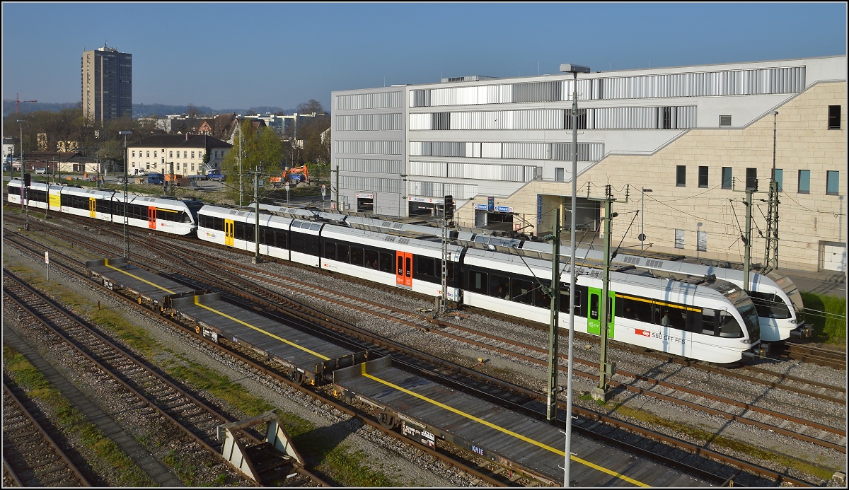 Der RE aus St.Gallen und die S14 aus Weinfelden zelebrieren die perfekte Paralleleinfahrt nach Konstanz. Konstanz, April 2016.
