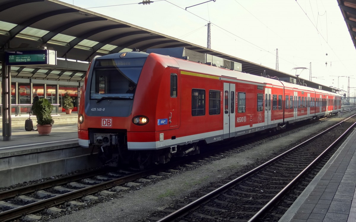 Der RE Bamberg-Würzburg in Gestalt von 425-145 steht in Bamberg am Gleis 2 bereit.
Aufgenommen im Januar 2014.