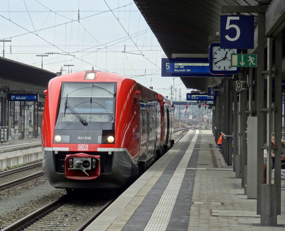 Der RE nach Hof Hbf/Bayreuth Hbf in Gestalt von zwei Triebzügen der Baureihe 641 steht in Bamberg am Gleis 5 bereit.
Aufgenommen im Februar 2014.