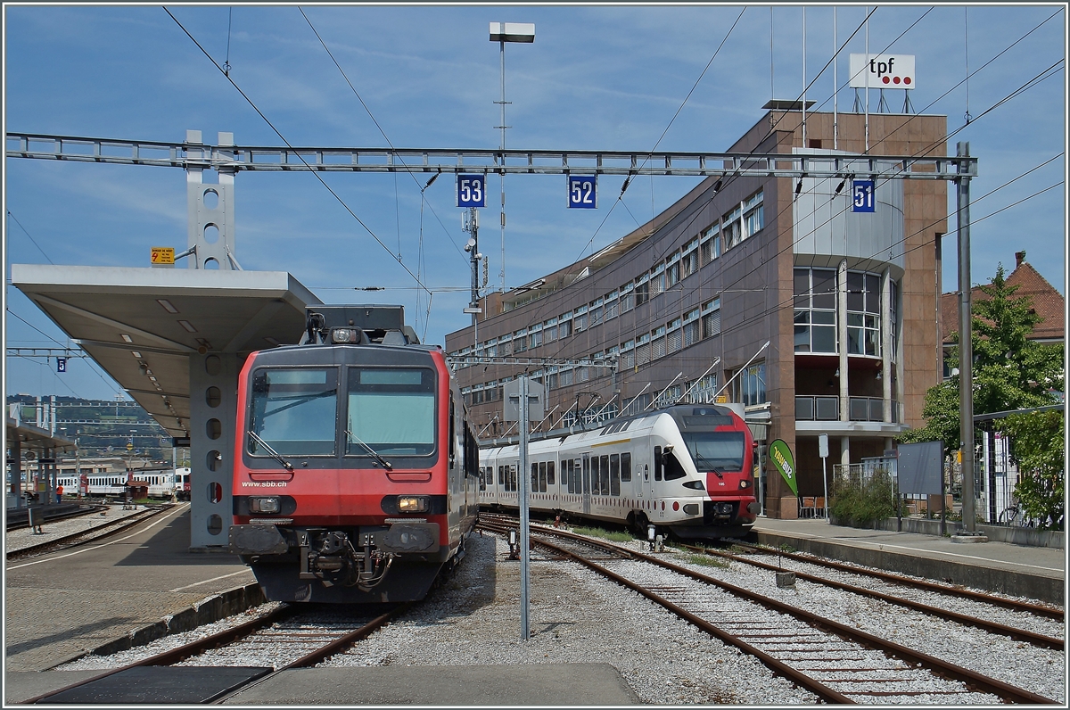 Der RE Verkeher von Bulle nach Bern wird mit SBB Domino Zügen geführt, welche in Romont mit einem weitern Domino von/bzw nach Palézieux vereinigt/bzw in der Gegenrichtung geflügelt werden.
6. August 2015