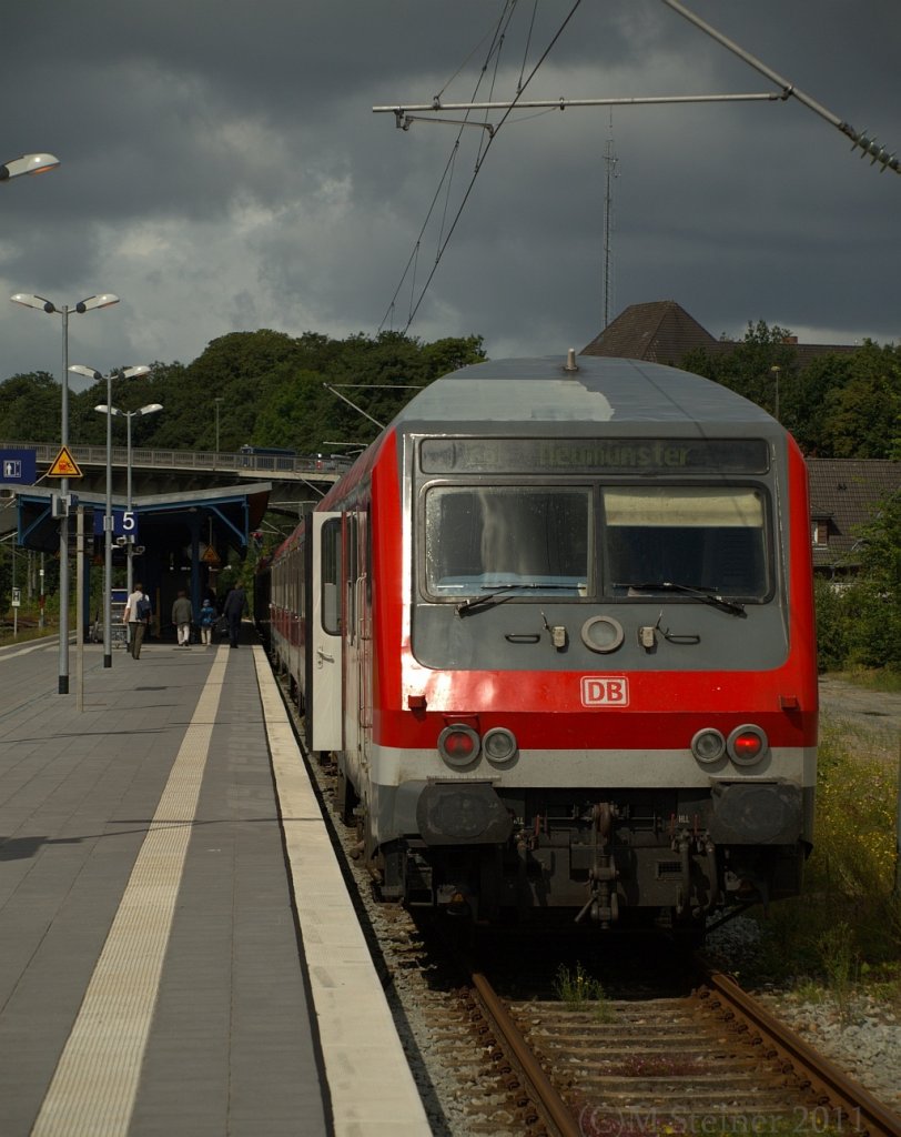 Der Regen naht....5-teilige Regionalbahn nach Neumünster, Zug/Schublok 143 295. Flensburg 10.08.2011