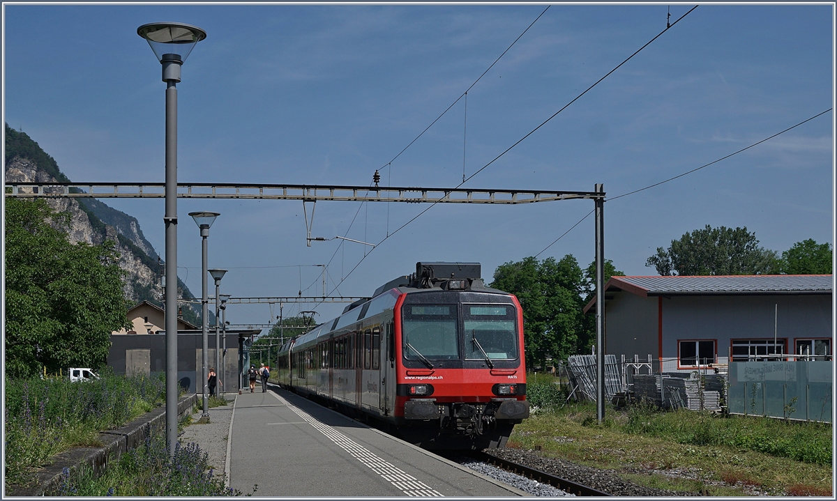 Der Region Alps Regionalzug 6112 beim Halt in Vouvry, ein Bahnhof, der seiner Weichen und Abstellgleise beraubt, zur Haltestelle degradiert wurde.

25. Juni 2019