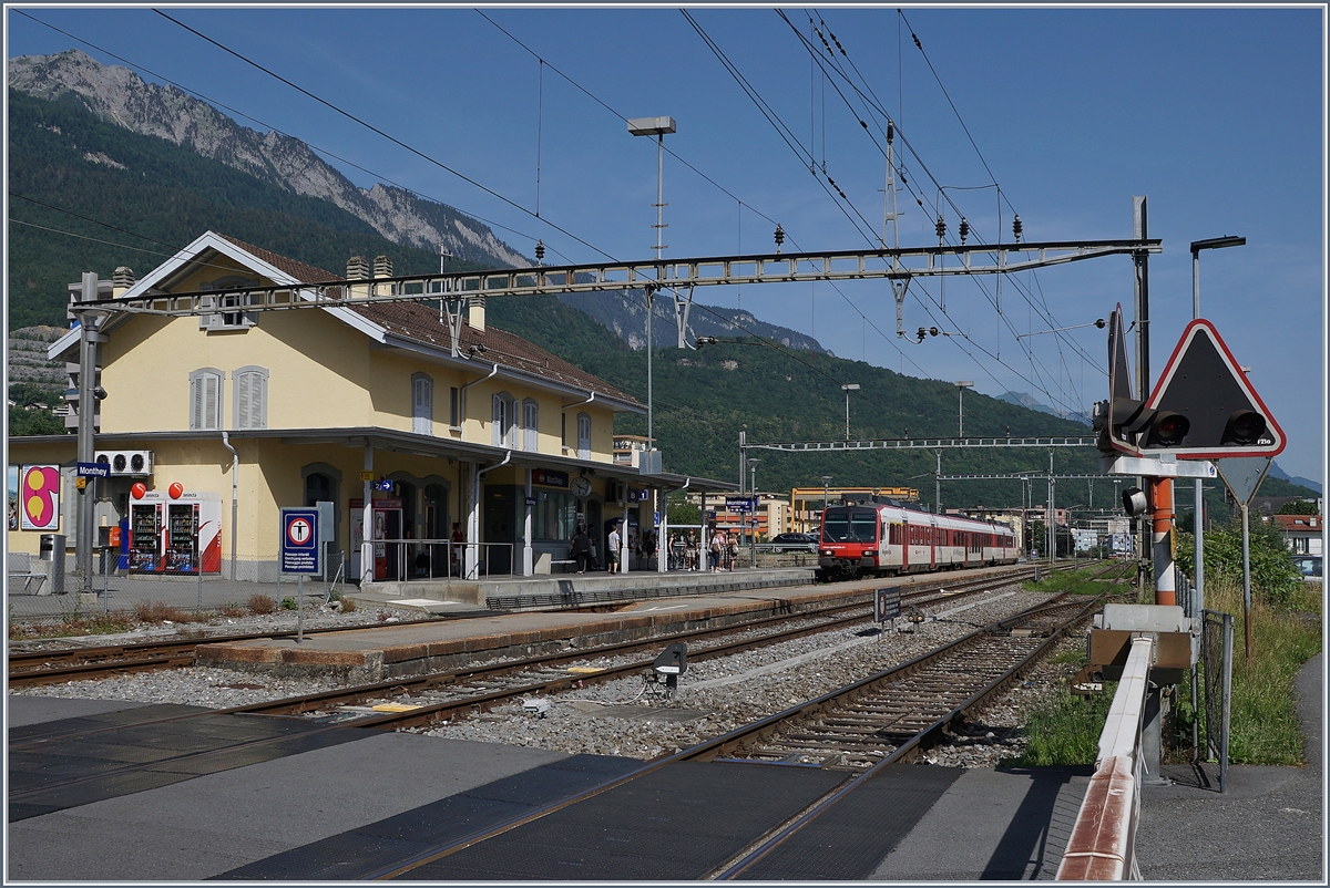 Der Region Alps Regionalzug 6113 von St-Gingolph nach Brig erreicht Monthey.

25. Juni 2019
