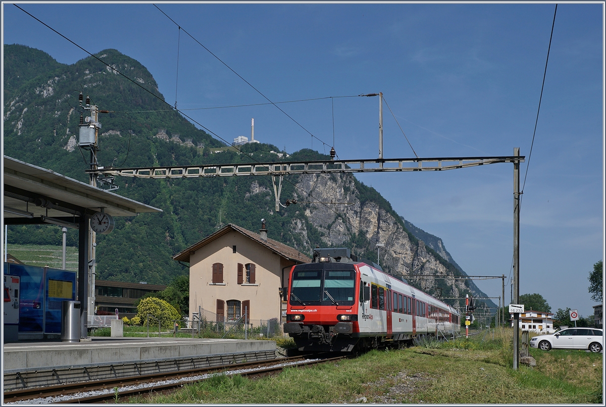 Der Region Alps Regionalzug 6115 beim Halt in Vouvry.

25. Juni 2019