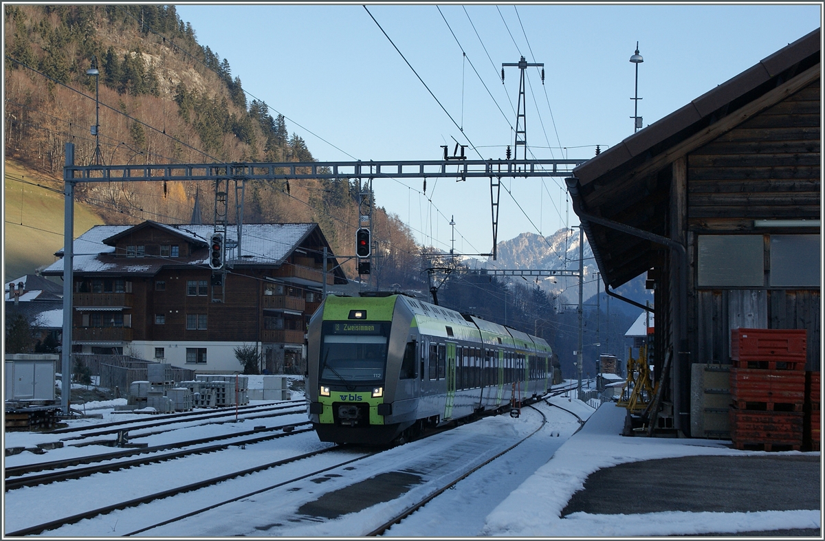 Der Regionalzug 6215 nach Zweisimmen erreicht Boltigen.
5. Dez. 2013