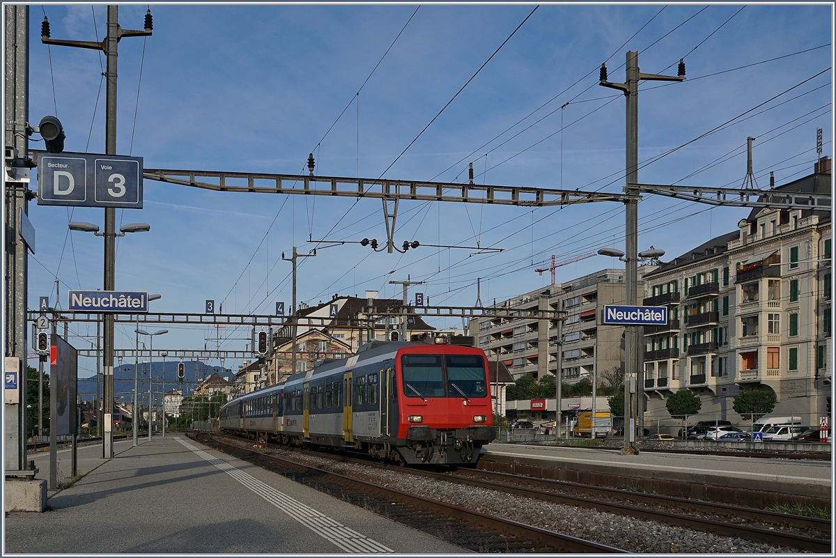 Der Regionalzug 7257 erreicht von Yverdon kommend sein Ziel Neuchtel. Er wird dann als RE 18122 nach Frasne weiterfahren. 

13. August 2019