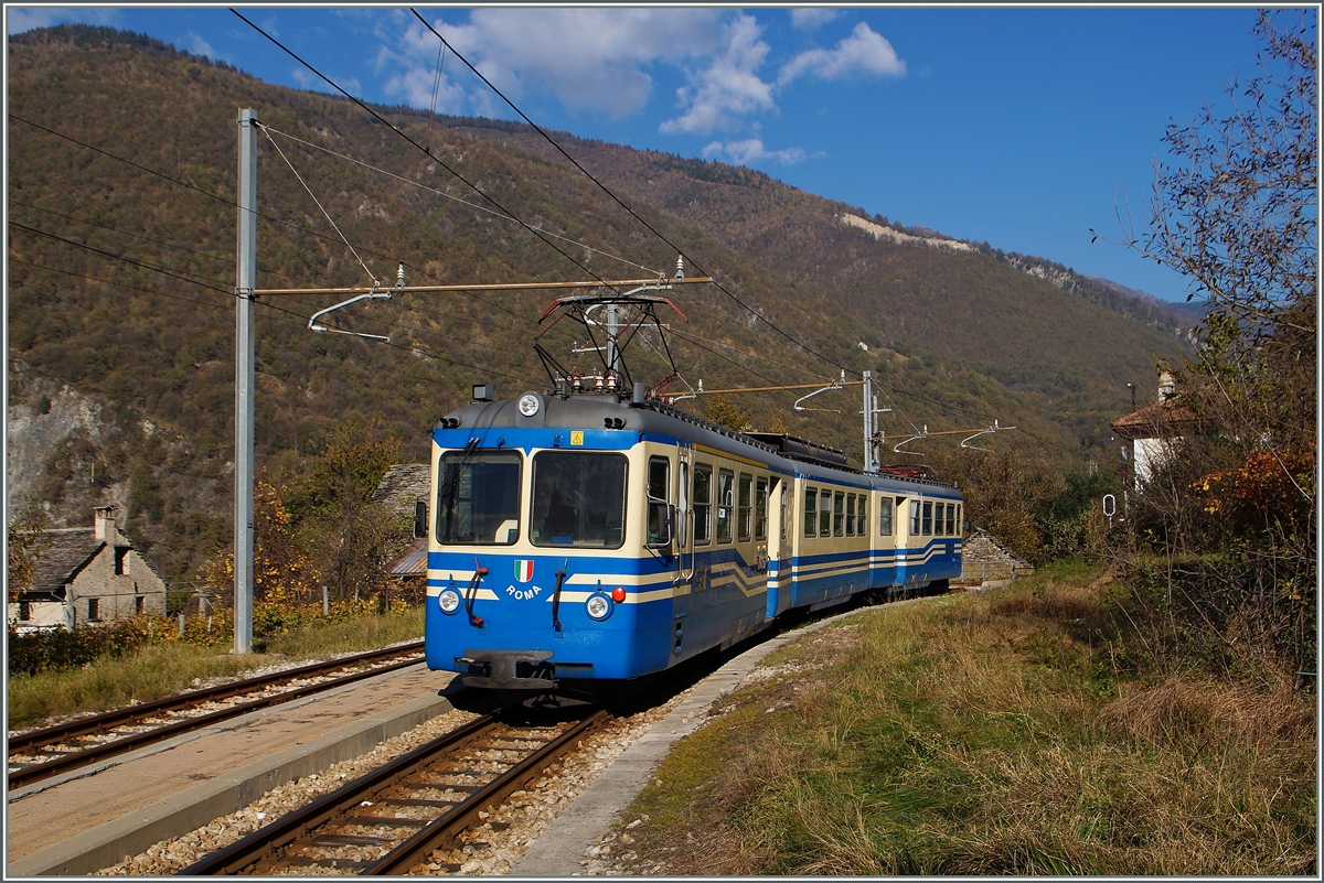 Der Regionalzug 763 von Domodossola nach Re geführt mit dem ABe 8/8 21 Roma hielt zwar in Verigo an, nicht jedoch um Reisen ein oder aussteigen zu lasen sondern um den Gegenzug abzuwarten.
31. Okt. 2014