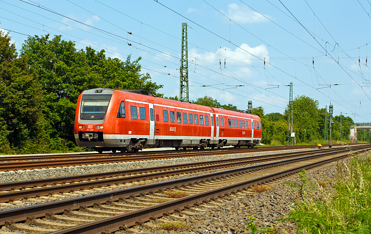 
Der  RegioSwinger  Dieseltriebwagen mit Neigetechnik 612 508 / 612 008 der DB Regio  fhrt am 02.06.2014 bei Dutenhofen  als RE 25  Lahntalexpress  Gieen – Wetzlar – Limburg (Lahn) – Koblenz Hbf in Richtung Wetzlar. Hier ist er noch auf der Dillstrecke (KBS 445), in Wetzlar geht es dann auf die Lahntalbahn (KBS 625).