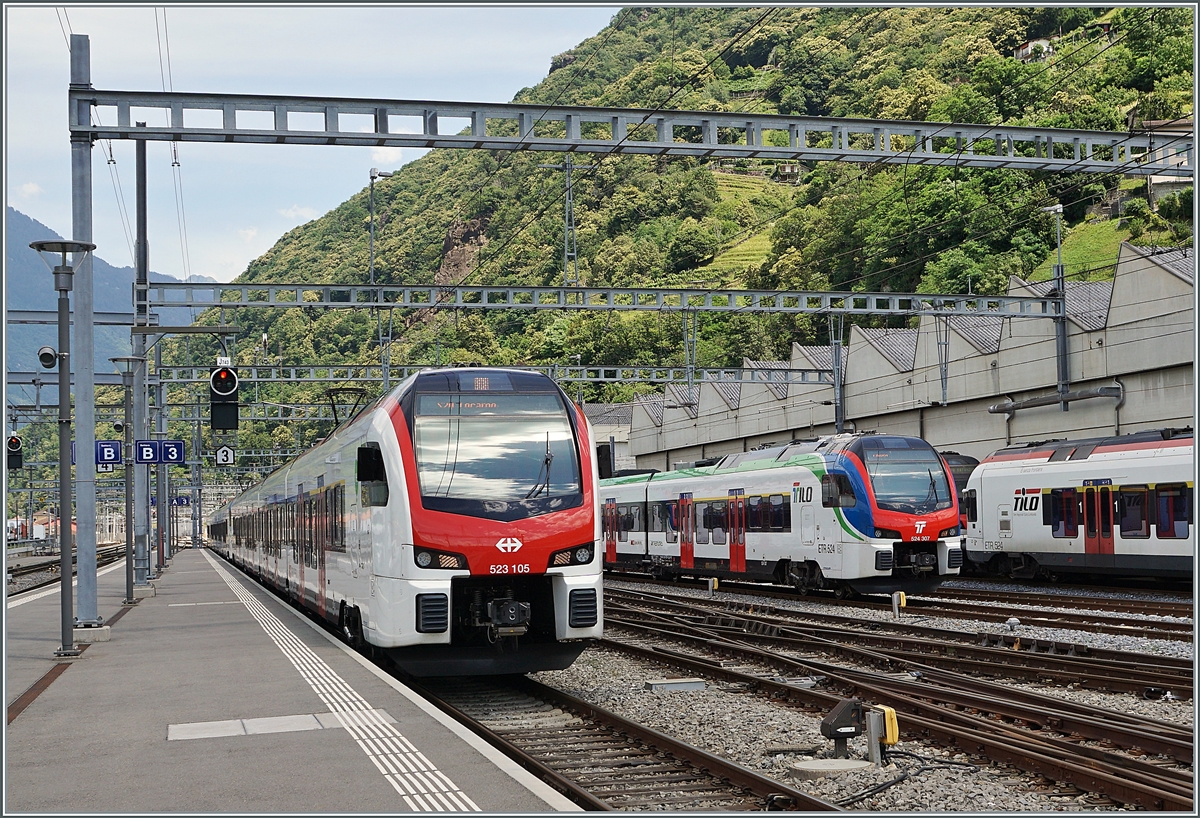 Der RER Vaud Flirt-3 RABe 523 105 und ein weiterer im TILO Einsatz erreicht Bellinzona. Im Intergrund ist der TILO RABe 524 307 zu sehen.

23. Juni 2021 