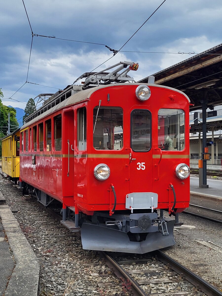 Der RhB ABe 4/4 35 zeigt sich ziemlich bildfüllend in Vevey.
25. Mai 2025