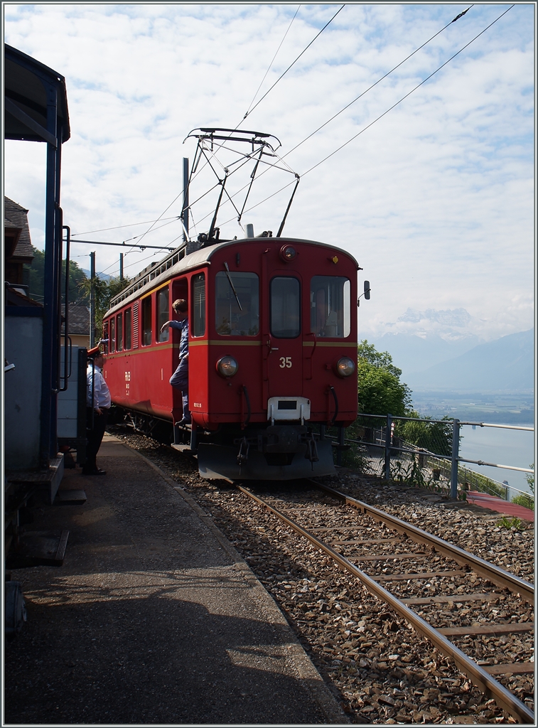 Der RhB ABe 4/4 N 35 in Chamby.
25. Mai 2015