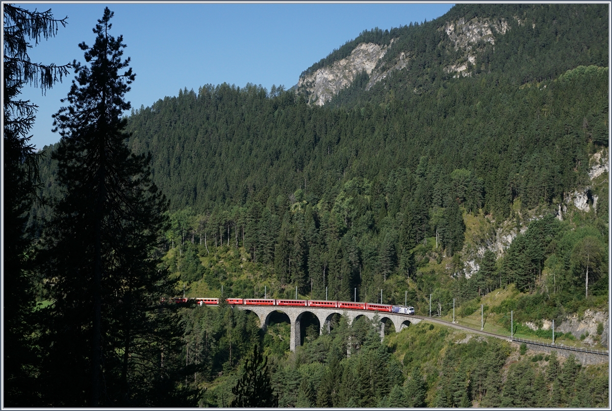 Der RhB Albula Schnellzug mit einer Ge 4/4 III erreicht in Kürze den Landwasser Viadukt und dann Filisur. 

12. Sept. 2016