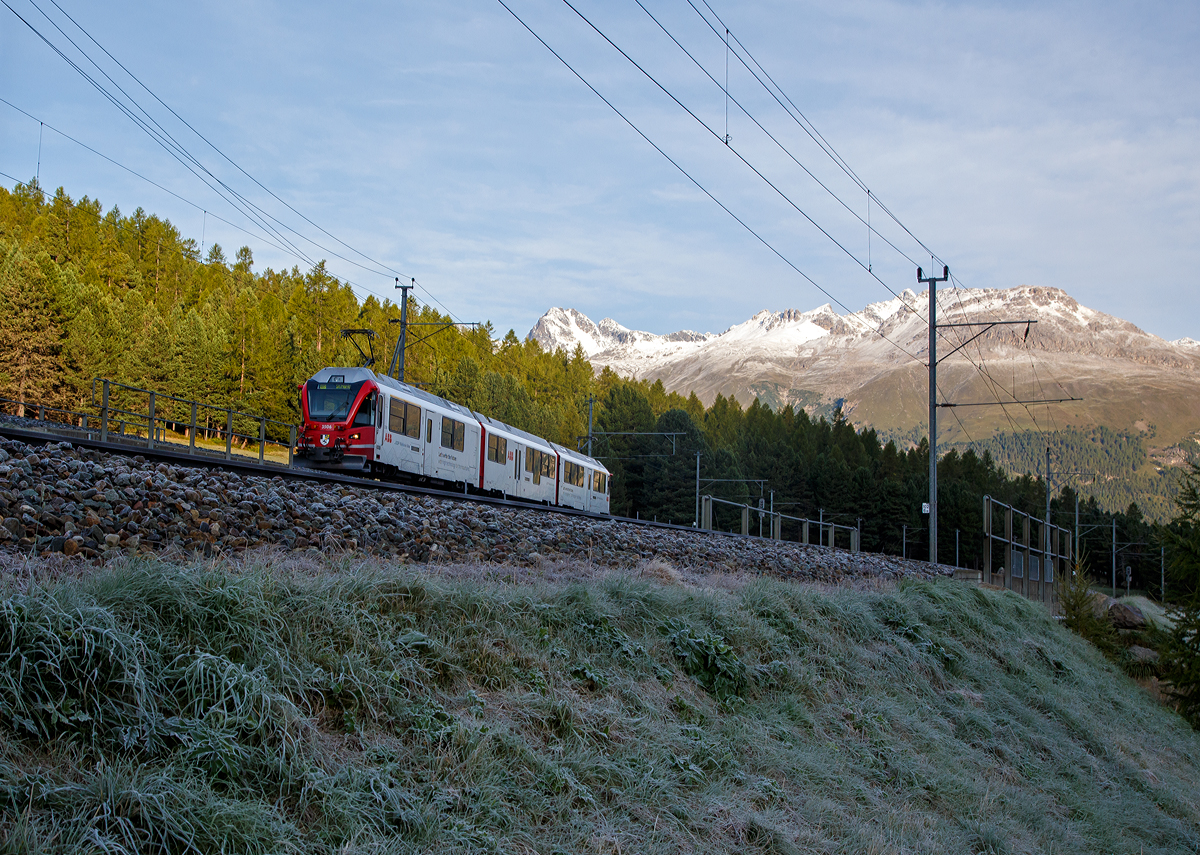 
Der RhB ALLEGRA-Zweispannungstriebzug (RhB ABe 8/12) 3512  Jörg Jenatsch  fährt am 13.09.2017 als Regionalzug vom Bahnhof Pontresina weiter nach St. Moritz.