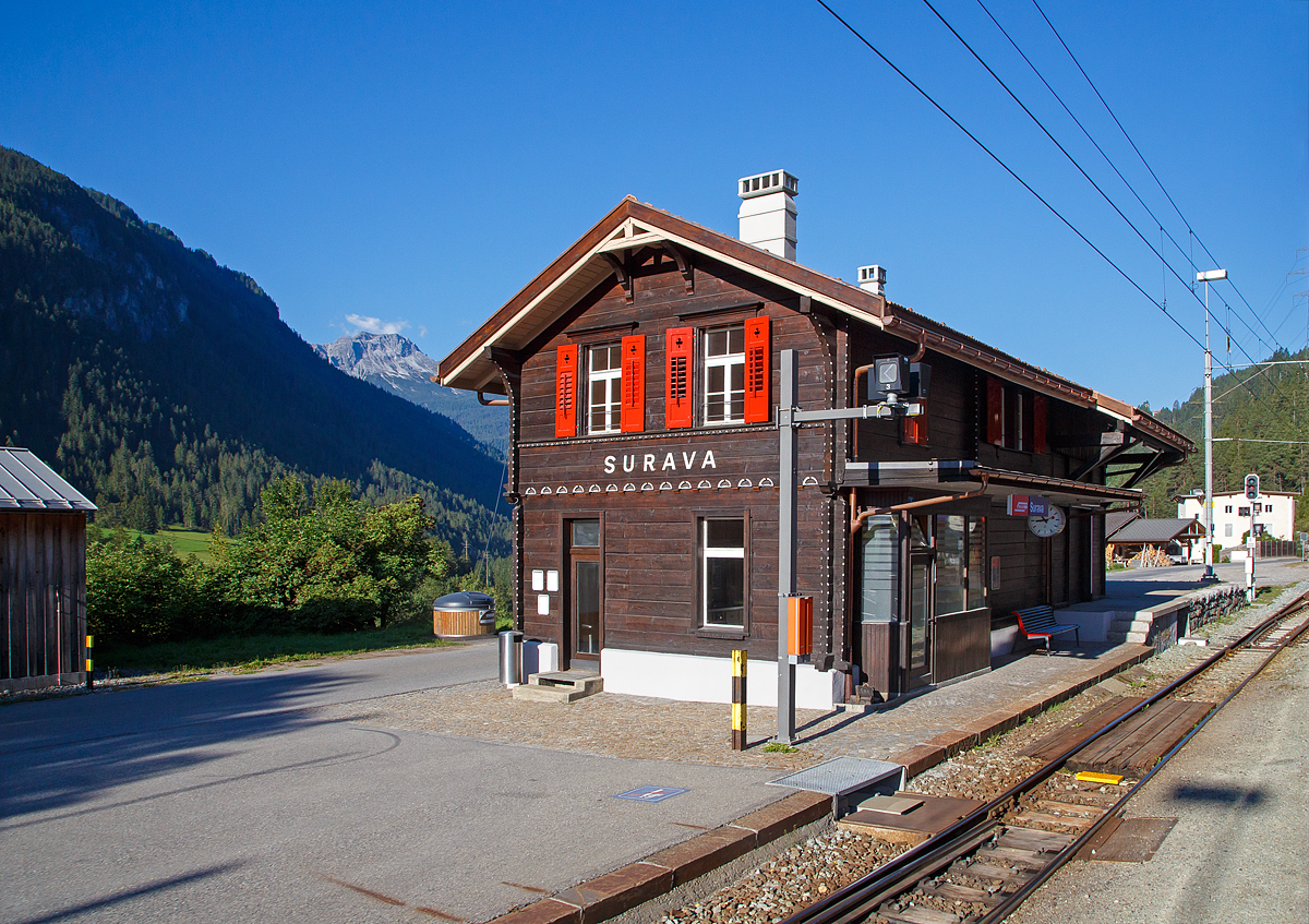 Der RhB Bahnhof Surava an der RhB Abulabahn (UNESCO-Weltkulturerbe) am 06.09.2021 aus einem Zug heraus. Das von 1903 beinahe originalerhaltene Stationsgebäude des Bahnhof Surava wurde 2004 zum schönsten Bahnhof Europas gewählt.