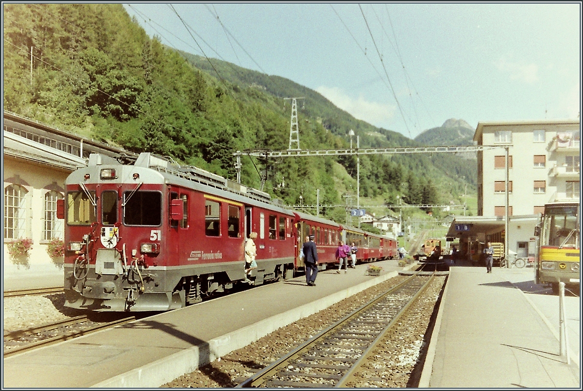 Der RhB Bernina Bahn ABe 4/4 III N° 51  Poschiavo  wartet im Bahnhof von Poschiavo auf die Weiterfahrt. 

Analog Bild vom im Sept. 1993