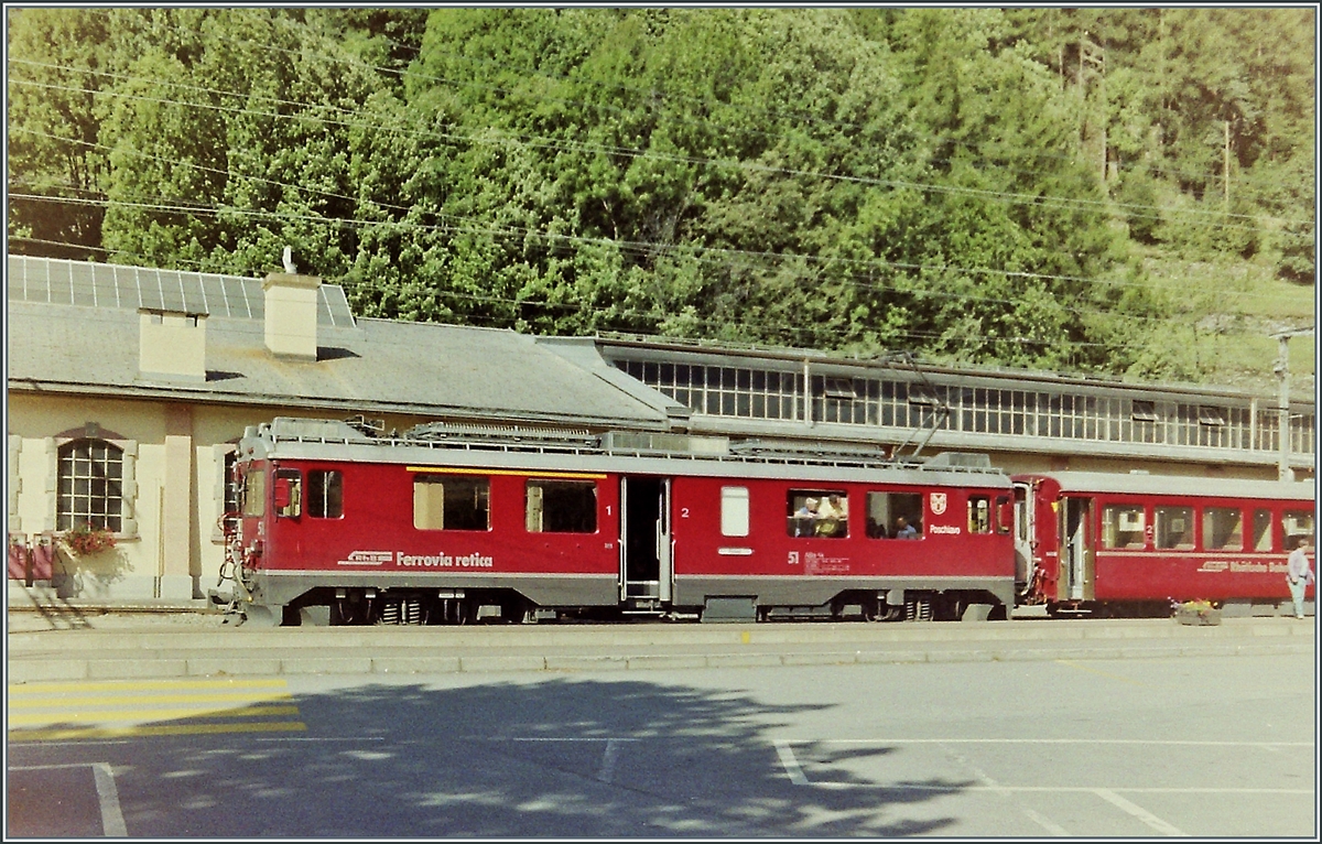 Der RhB Bernina Bahn ABe 4/4 III N° 51  Poschiavo  im Profil. Das Bild wurde in Poschiavo im Sept. 1993 aufgenommen.

