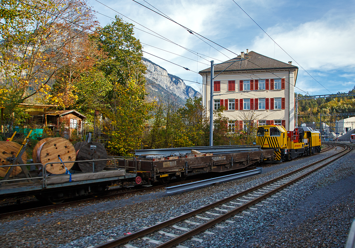 Der RhB (Rhtische Bahn) Xmf 6/6 24402, ein Fahrleitungsturmwagen vom Typ Plasser & Theurer MTW 100.160 steht am 01.11.2019 mit einem Oberleitungsbauzug beim Bahnhofs Reichenau-Tamins (aufgenommen aus einem Zug heraus).

Der MTW 100.160 wurde 2016 von Plasser & Theurer gebaut. Der Xmf 6/6 24402 ist 620 mm lnger und 6 t schwerer als das 2007 gebaute Schwesterfahrzeug Xmf 6/6 24401

TECHNISCHE DATEN: 
Spurweite: 1.000 mm (Meterspur)
Achsformel: Bo’+Bo’Bo’
Baujahr: 2016
Lnge ber Puffer: 19.880 mm
Achsabstand im Drehgestell: 1.800 mm
Leistung der Dieselmotoren: 2 x 395 kW
Eigengewicht: ca. 75,00 t
Hchstgeschwindigkeit: 90 km/h (eigen oder geschleppt)
