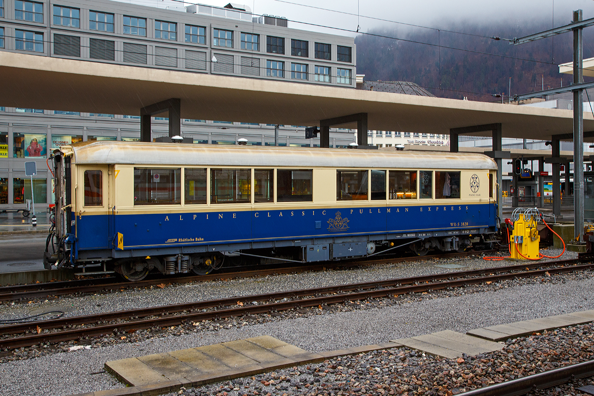 Der RhB Salonwagen bzw. ACPE Piano-Barwagen WR-S 3820, ex RhB Saalwagen WR-S 3814, ex Mitropa Speisewagen B4 162 (fr Berninabahn), abgestellt am 17.02.2017 im Bahnhof Chur.

Fr den Einsatz in Luxuszgen auf der damals eigenstndig agierenden Berninabahn lieferte die SWS 1929 zwei als B4 161 und 162 bezeichnete Speisewagen an die Mitropa. Als besonderes Merkmal dieser eleganten Fahrzeuge gilt ihre berdurchschnittlich groe Fensterfront, die den Fahrgsten einen nahezu uneingeschrnkten Ausblick auf das faszinierende Alpenpanorama bietet. Aus zolltechnischen Grnden wurde auf den Einbau einer Kche verzichtet.

Nach dem Ende der kurzen ra der Luxuszge und den damit verbundenen wirtschaftlichen Schwierigkeiten der Berninabahn erwgte die Mitropa einen Einsatz der beiden Fahrzeuge als Speisewagen auf dem Stammnetz der RhB und baute sie daher 1944 in einer eigenen Werkstatt in Berlin um.
Zusammen mit drei weiteren Mitropa-Speisewagen gingen die beiden Fahrzeuge nach dem Ende des zweiten Weltkriegs in den Besitz der RhB ber, bei der sie zuletzt unter der Bezeichnung WR 3813 und 3814 ihren Dienst taten.

Mit der Beschaffung moderner Speisewagen wurden diese beiden in die Jahre gekommenen Fahrzeuge 1987 ausrangiert und 1990 an die Dampfbahn Furka-Bergstrecke (DFB) verkauft. Da diese Fahrzeuge jedoch nicht bei der DFB eingesetzt werden konnten, waren sie jahrelang in Klus (SO) abgestellt und vom Abbruch bedroht.
Aufgrund des gestiegenen Bedarfes an nostalgischen Speisewagen gelangte der ehemalige Berninabahn-Speisewagen WR 3814 im Jahre 1999 zurck an die RhB. In einer etwa neun Monate dauernden Umbauaktion durch die Hauptwerksttte der RhB wurde das Fahrzeug weitgehend in den Originalzustand zurckversetzt. Dabei wurde auch die 1944 durch die Mitropa eingebaute Kche wieder entfernt. Als reiner Saalwagen mit der neuen Bezeichnung WR-S 3814 muss dieser Wagen von einem benachbarten Speisewagen bedient oder mit angelieferten Speisen versorgt werden. Ganz im stilvollen Blauton des Alpine Classic Pullman Express gehalten prsentiert sich der WR-S 3814 als Schmuckstck im Wagenpark der RhB.

Aus dem Saalwagen WR-S 3814 entstand dann 2010 der jetzt zweifarbig im Design des Alpine Classic Pullman Express lackierte Piano-Barwagen WR-S 3820.

TECHNISCHE DATEN (heutiger WR-S 3020):
Baujahr und Hersteller: 1929 – SWS (Schweizerische Wagons- und Aufzgefabrik AG, Schlieren-Zrich)
Spurweite: 1.000 mm
Anzahl der Achsen: 4
Lnge ber Puffer: 15.360 mm
Drehzapfenabstand: 9.600 mm
Achsabstand im Drehgestell: 1.800 mm
Laufraddurchmesser: 750 mm
Drehgestellart: SIG 90 (Prototyp)
Breite: 2.470 mm
Hhe: 3.450
Pltze: 18 Sitzpltze und 7 Stehpltze
Eigengewicht: 22,3 t
Max. Gesamtgewicht: 24,4 t
zulssige Geschwindigkeit: 90 km/h
Lauffhig: StN (Stammnetz) / BB (Berniabahn) / MGB (Matterhorn Gotthard Bahn)
