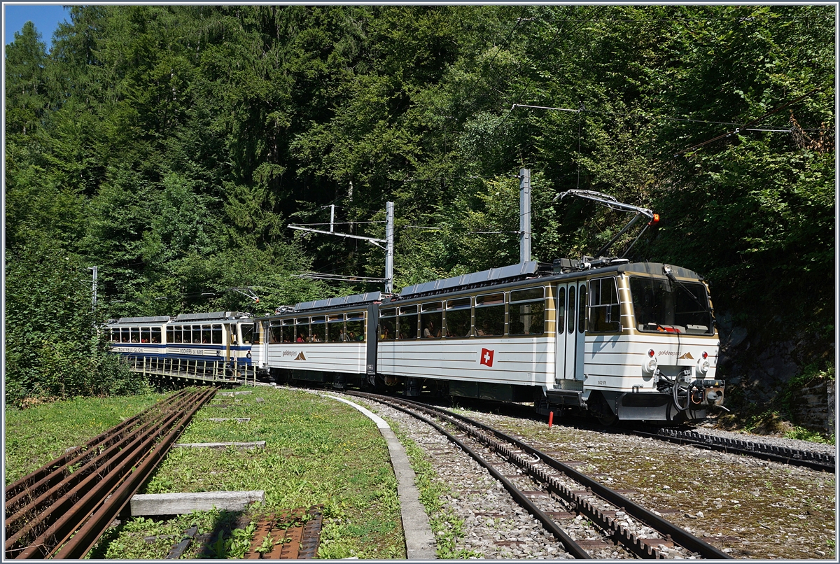 Der Rocheres de Naye Beh 4/8 305 und ein weiterer Beh erreichen auf der Fahrt nach Montreux den Halt Le Tremblex.
14. Aug. 2017