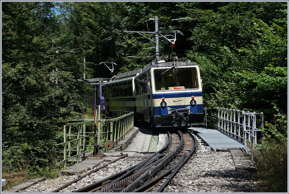 Der Rochers de Naye Bhe 4/8 301 und ein weiterer bei Le Tremblex.
7. August 2016