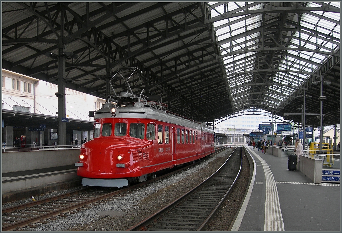 Der  Rote PFeil  der Churchill Peil RAe 4/8 1021 in Lausanne.
12. Mai 2016