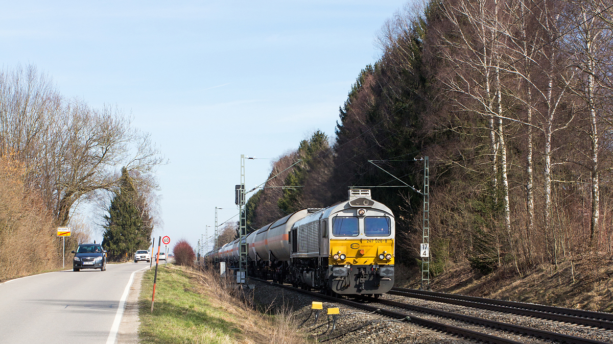 Der samstägliche Gaskesselzug wurde am 07.03.15 in Poing fotografiert. Ganz langsam nimmt die Natur ein bißchen Farbe an.