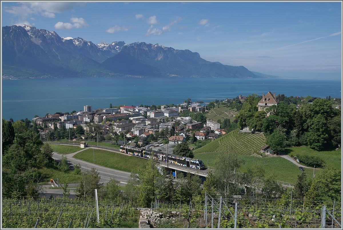 Der von Sarah Morris als  Monarch  gestaltete Lenkerpendel ABt 341 - Be 4/4 5001 - Bt 241 ist auf dem Weg von Montreux nach Zweisimmen und überquert bei Châtelard die Autobahn A9. 10. Mai 2020