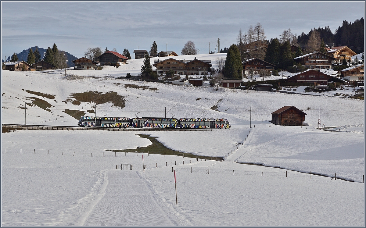 Der von Sarah Morris gestaltete Lenkerpendel  Monarch , bestehend aus ABt 341, Be 4/4 5001 und Bt 241, auf der Fahrt von Zweisimmen nach Gstaad kurz nach Schönried. 

10. Jan. 2018