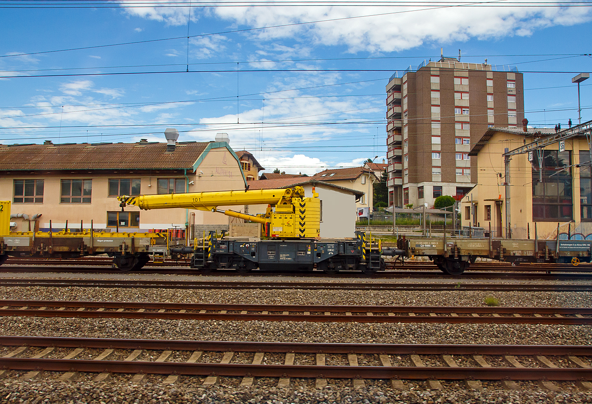 Der SBB 10 t-Gleisbauschienenkran Kirow Multi Tasker 100 Xtmass 99 85 92 19 006-5 CH-SCCI und links der zweiachsige Schutzwagen Xs 40 85 95 56 492-8 CH-SBBI, sowie der zweiachsige Schutzwagen Xs 40 85 95 56 492-8 CH-SBBI, stehen am 21.05.2018 in Lausanne (aufgenommen aus einem fahrenden Zug). 

Der Kran wurde 2007 von Kirow in Leipzig unter der Fabriknummer 138506 gebaut und an die SBB Infrastruktur geliefert.

Die Schweizerischen Bundesbahnen haben die größte Verkehrsleistung pro Einwohner sowie die höchste Zugdichte der Welt. So ein dichtes Bahnnetz will unterhalten und gepflegt werden und das bei einem Minimum von Sperrzeiten, um die täglich 967.000 Fahrgäste der SBB rechtzeitig an ihr Ziel zu bringen. Dafür bestellte die SBB zwölf dieser  Multi Tasker der 100er Reihe, die im Zeitraum von Dezember 2006 bis Oktober 2007 an die SBB CFF FFS geliefert wurden.

Als kleinste Kirow Baureihe kann der Multi Tasker 100 vor allem aufgrund seiner kompakten Erscheinung überzeugen. Sein festes Gegengewicht und der so geringgehaltene Heckradius ermöglichen dem Multi Tasker 100 die Profilfreiheit bei der Erfüllung seiner Aufgabe, der restliche Schienenverkehr bleibt ungestört. Dank der schnellen Arbeitsweise des Krans sind die erforderlichen Sperrzeiten während der Einsätze minimal. Der Multi Tasker 100 ist ideal geeignet für leichtere Montagetätigkeiten wie das Setzen von Masten, Schallschutzelementen usw. Anschlagmittel für Sonderanwendungen können als Zubehör mitgeliefert werden

TECHNISCHE DATEN:
Spurweite: 1.435 mm 
Achsanzahl: 4
Länge über Puffer 10.000 mm
Drehzapfenabstand: 6.000 mm
Achsabstand im Drehgestell: 1.600 mm
Maximale Tragfähigkeit: 10 t
Höchstgeschwindigkeit: 35 km/h (eigen) /120 km/h (geschleppt)
Eigengewicht: 70.000 kg
Achslast Transportstellung: 18 t 
Abstützbreite: 2,6 bis 4,6 m
Arbeitsradius: 18,5 m
Maximale Ausladung vor Puffer: 13,5 m
Maximale Hakenhöhe: 17,5 m
Kleinster befahrbarer Gleisbogen: R=80 m
Bremse: KE-GP mZ