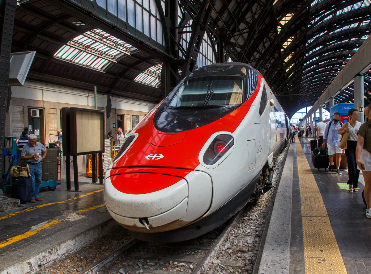 Der SBB “Astoro” RABe 503 013  „Valais  Wallis“ (93 85 0 503 013-1 CH-SBB), ein SBB ETR 610 der 2.Serie, hat am 12.07.2022 als EC 37 (Geneve - Milano Centrale - Venezia Santa Lucia) den Bahnhof Milano Centrale (Mailand Hbf) erreicht. 
Uns hatte er pünktlich von Domodossola nach Mailend gebracht, nun steht er zur Weiterfahrt nach Venezia Santa Lucia (Venedig) bereit.
