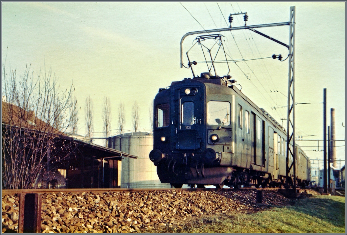 Der SBB BDe 4/4 1631 mit seinem Regionlzug 6480 nach Aarau kurz nach der Abfahrt in Zofigen.
3. März 1985