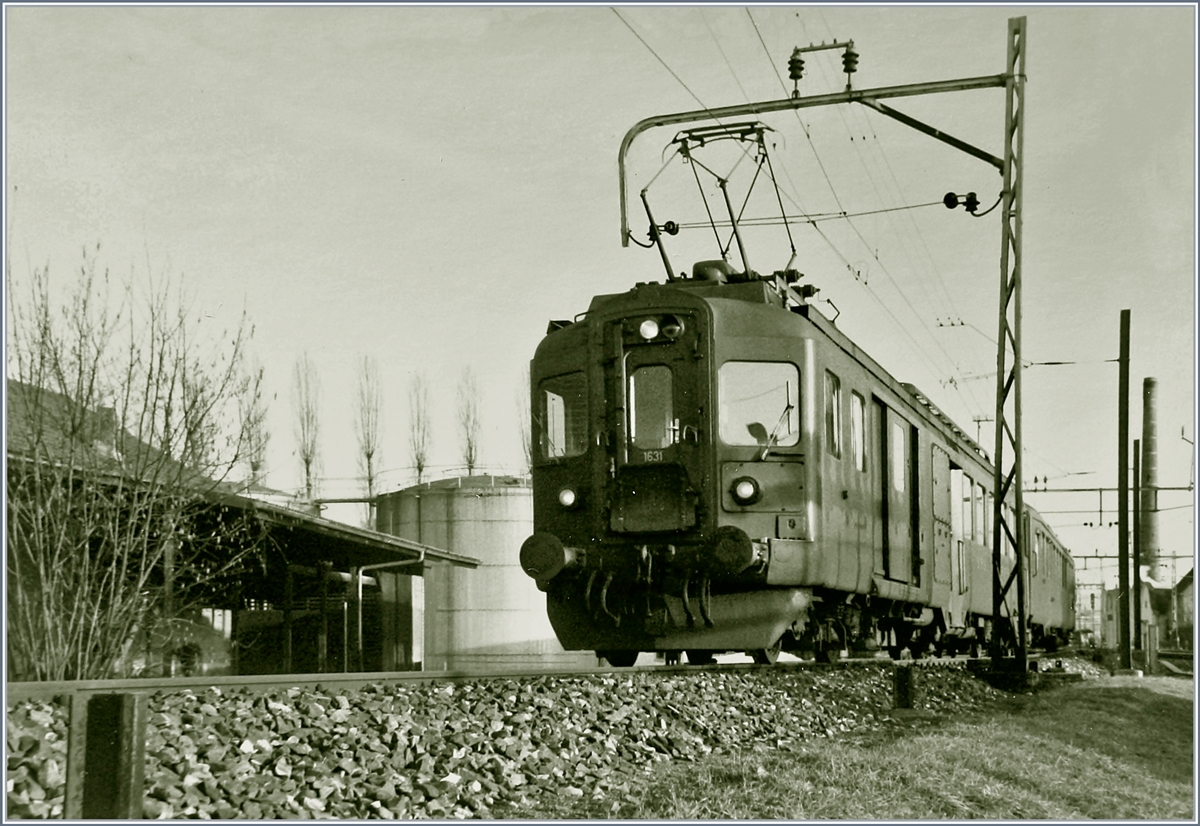 Der SBB BDe 4/4 1631 verlässt mit einem Regionalzug nach Aarau Zofingen. 

3. März 1985