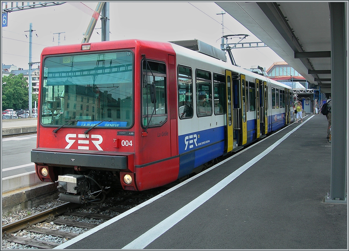 Der SBB Bem 550 004 wartet in Genève auf Gleis 5 auf die Abfahrt nach La Plaine. 

13. Juli 2006