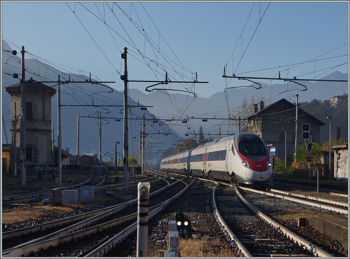 Der SBB ETR 610 erreicht als EC 50 von Milano nach Basel den Grenzbahnhof Domodossoal. 
31. Okt. 2014