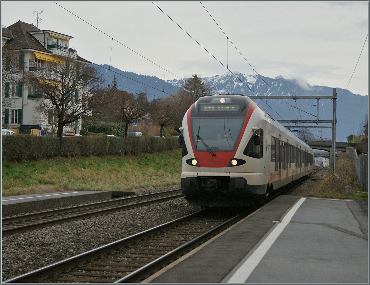 Der SBB Flirt RABe 523 014 als S3 nach Allaman erreicht den Halt La Tour de Peilz.
30. Jan. 2016