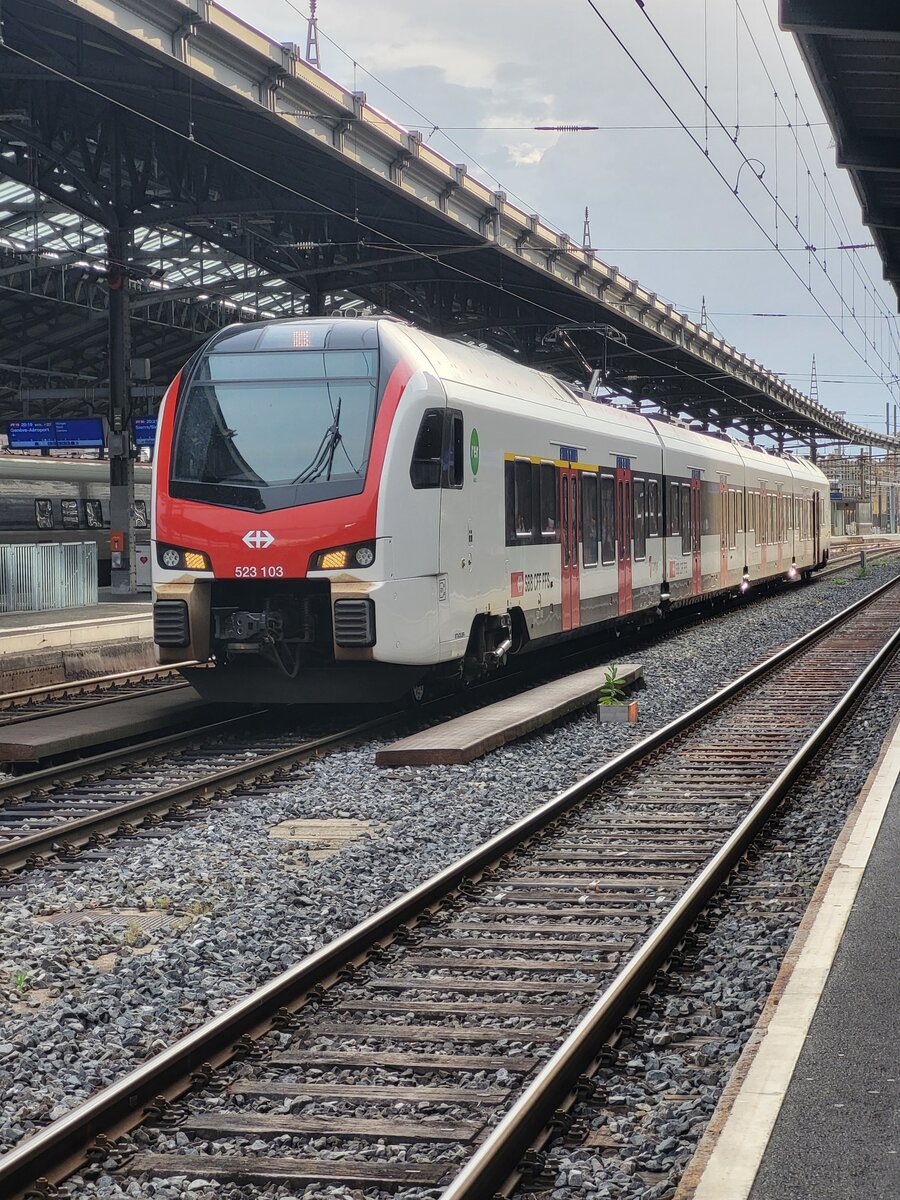 Der SBB Flirt RABe 523 103 in Lausanne auf Gleis 2 vor dem Hintergrund einen Gewitterhaften Abendhimmels
himmels.
29 Juni 2024