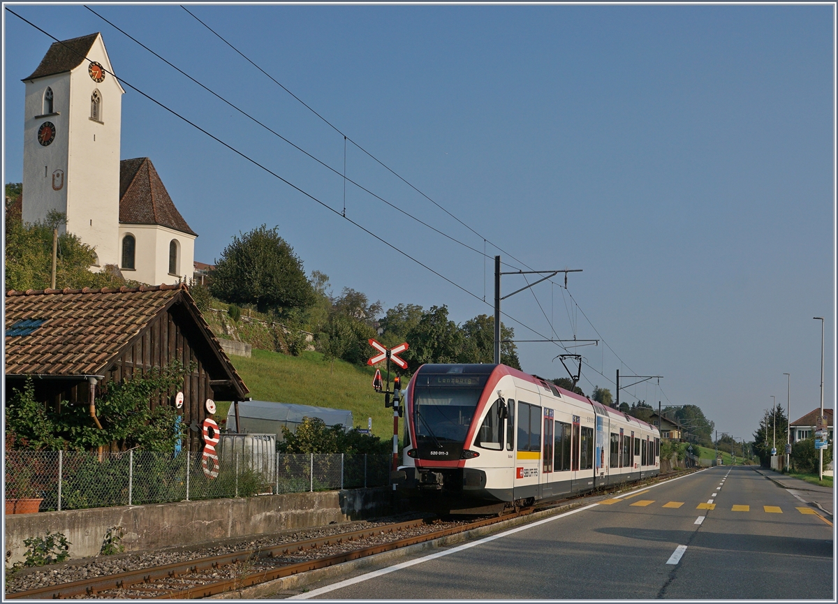 Der SBB GTW RABe 520 011-3 ist bei Birrwil auf der Fahrt nach Lenzburg.

13. Sept. 2020