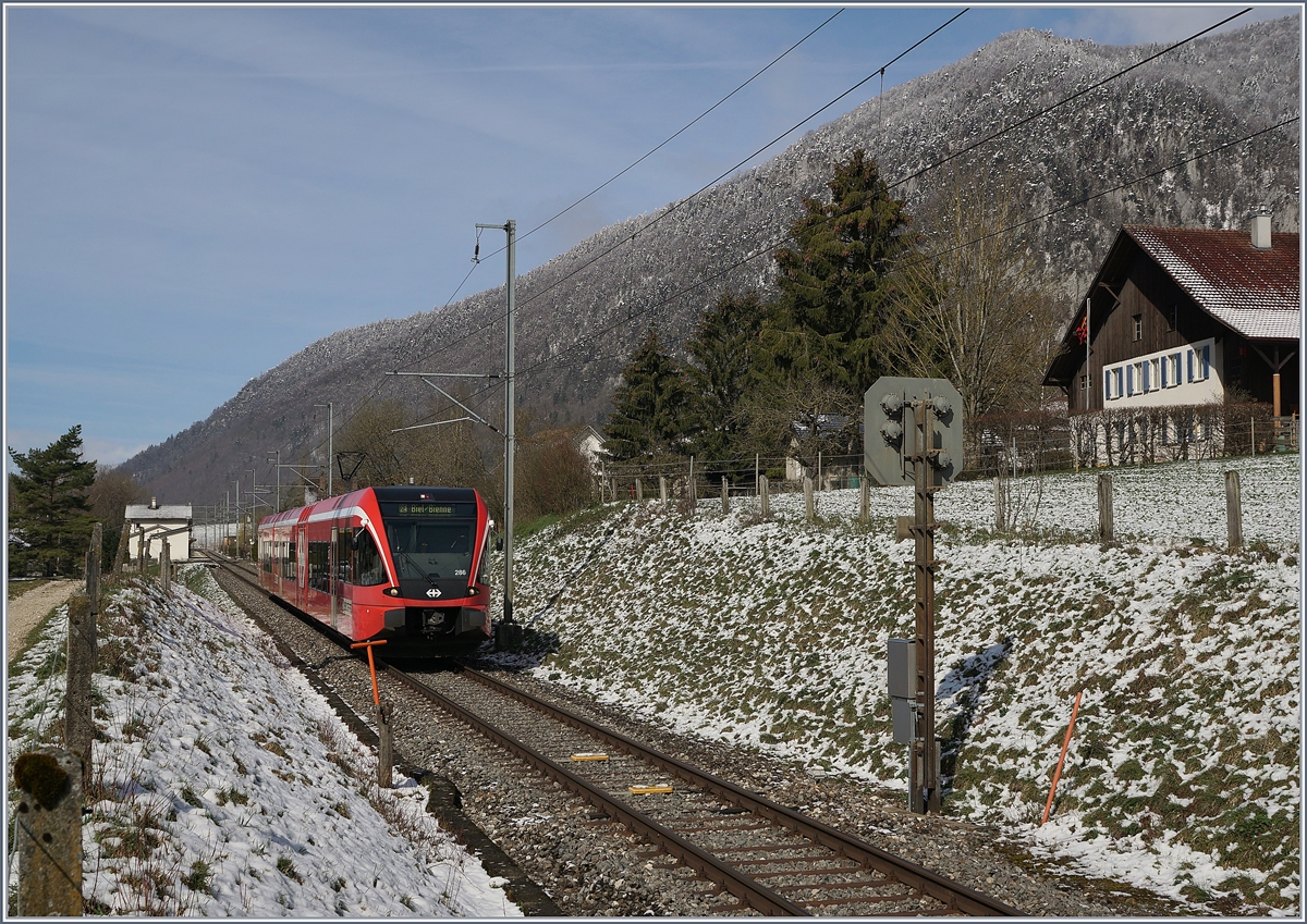 Der SBB GTW RABe 526 286 ist als RE von La Chaux de Fonds nach Biel/Bienne bei La Heutte unterwegs und passiert gleich das Einfahrvorsignal von Reuchenette -Péry.

5. April 2019