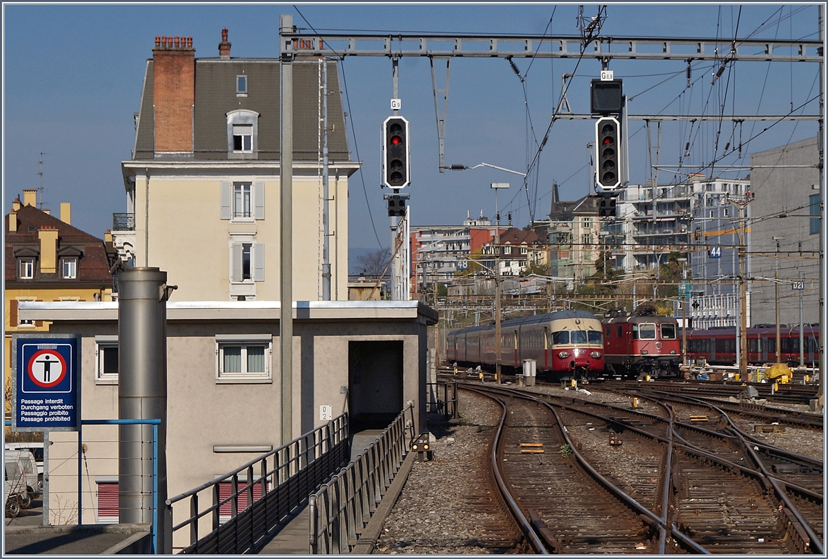 Der SBB Historic TEE RAe 1053 erreicht Lausanne, links im Bild ist ein  Traverso  zu erkennen.
31. März 2019
