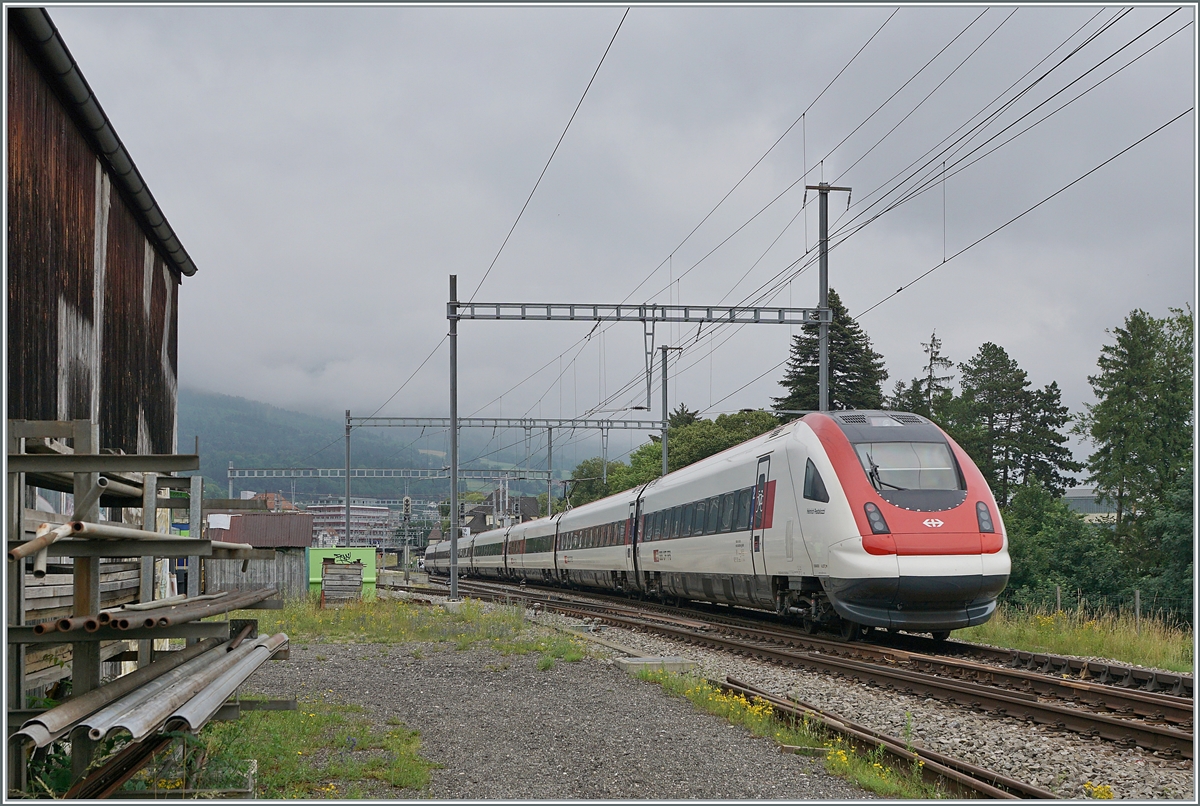 Der SBB ICN 500 005  Heinrich Pestalozzi  ist als IR51 1615 von Biel/Bienne nach Basel unterwegs und erreicht den BLS/MLB Bahnhof Grenchen Nord. 

4. Juli 2021