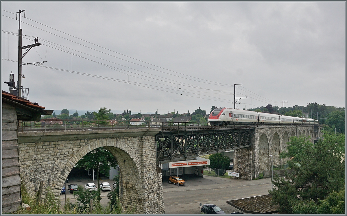 Der SBB ICN 500 005  Heinrich Pestalozzi  ist als IR51 1615 von Biel/Bienne nach Basel unterwegs und fährt kurz vor der Ankunft in Grenchen Nord über den mit 285 Meter längsten BLS Viadukt, den Mösli Viadukt. 

4. Juli 2021
