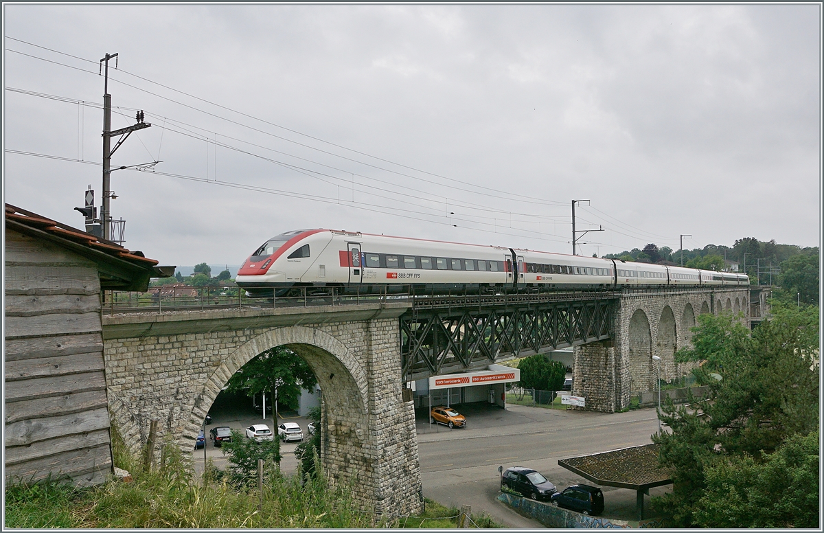 Der SBB ICN 500 005  Heinrich Pestalozzi  ist als IR51 auf dem 285 Meter langen Mösli Viadukt kurz vor der Ankunft in Grenchen Nord auf dem Weg von Biel/Bienne nach Basel SBB.

4. Juli 2021
