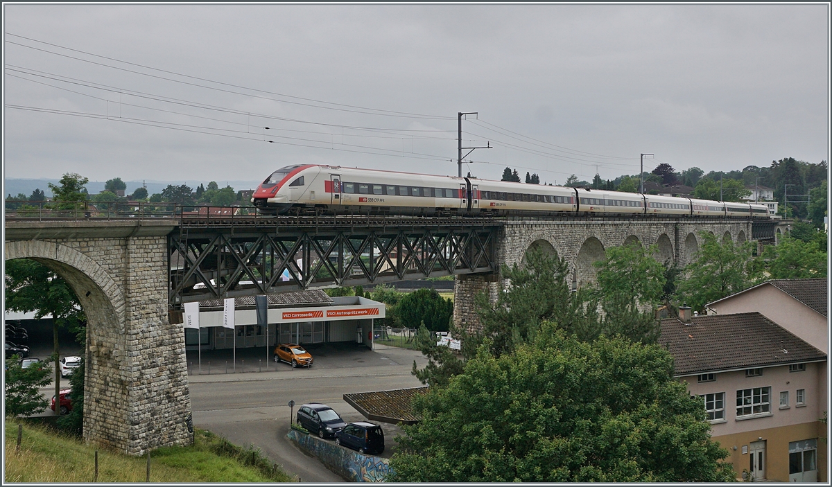 Der SBB ICN 500 035  Niklaus Riggenbach  ist als IR51 1614 auf dem 285 Meter langen Mösli Viadukt kurz nach der Abfahrt in Grenchen Nord auf dem Weg nach Biel/Bienne. Wobei der Zug nur ganz knapp und der Viadukt nur zum Teil auf dem Bild Platz fand. 

4. Juli 2021